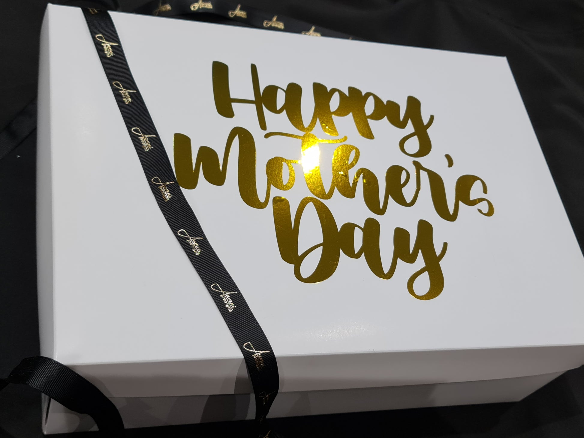 Aumni Gift Wrapped Box Mother's Day